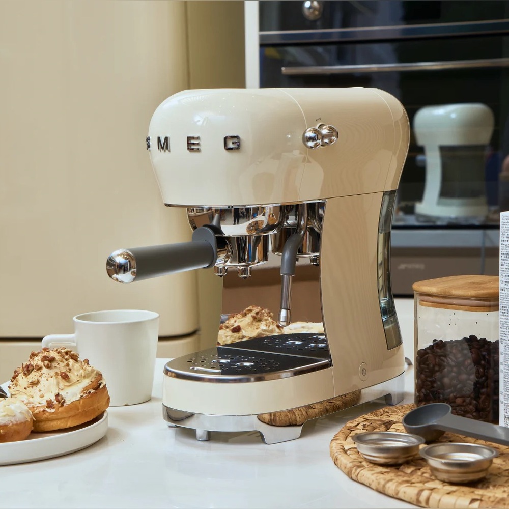 Wake up yourself with this SMEG Espresso Manual Coffee Machine in cream color